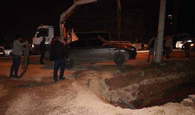Şanlıurfa'da otomobil çukura düştü!
