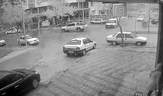 Şanlıurfa'da otomobilin küçük kıza çarptığı kaza kamerada!