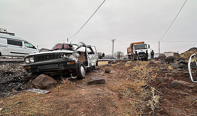 Siverek'te hafriyat kamyonu ile otomobil çarpıştı: Ölü ve yaralılar var