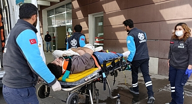 Adıyaman'da otomobil elektrik direğine çarptı!