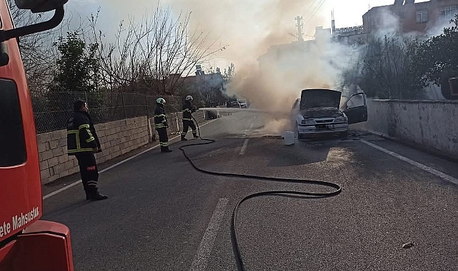 Hatay'da seyir halindeki otomobil yandı