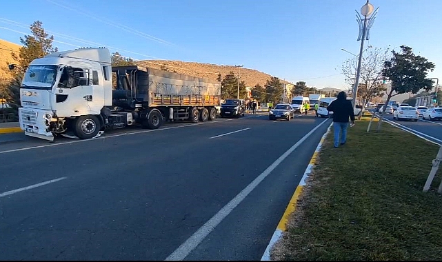 Mardin’de tır ile işçi servisi çarpıştı! 11 yaralı