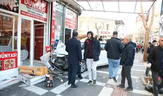Şanlıurfa'da baba ve oğlun yaralandığı kaza kamerada!