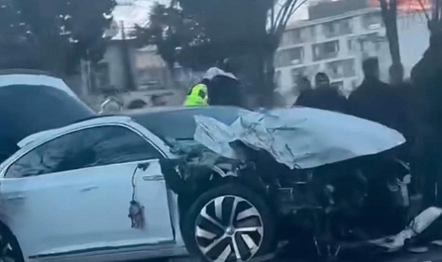 Şanlıurfa'da kırmızı ışıkta bekleyen otomobile tır çarptı! Yaralılar var