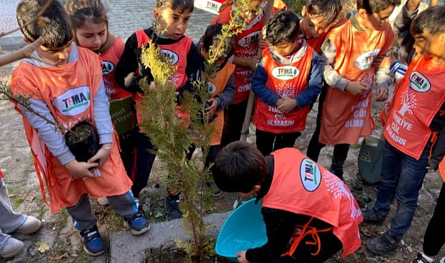 Şanlıurfa'da minik eller geleceğe fidan dikti