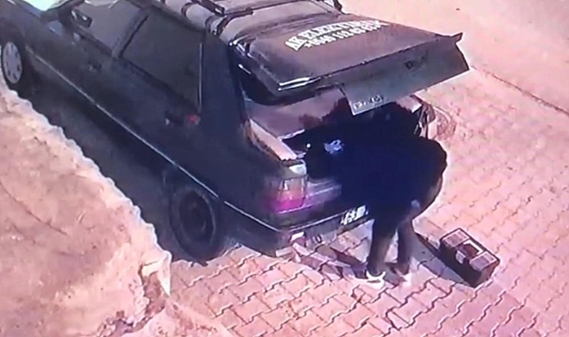 Şanlıurfa'da park halindeki otomobilden hırsızlık anı kamerada!