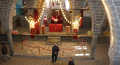 Şanlıurfalılar Diyarbakır'da bulunan kiliseye gidiyor