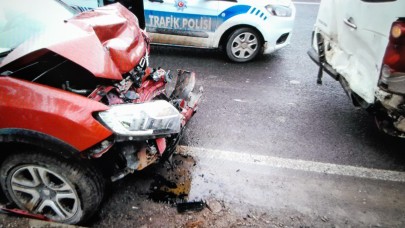 Adıyaman'da otomobil ile minibüs çarpıştı: 1 yaralı