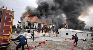 Hatay'da konteyner yemekhane alevlere teslim oldu