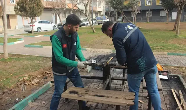 Şanlıurfa'da parktaki bank ateşe verildi! "Sadece bankımızı değil, yüreğimizi de yaktınız"