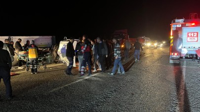 Adıyaman'da otomobil U dönüşü yapan tıra çarptı