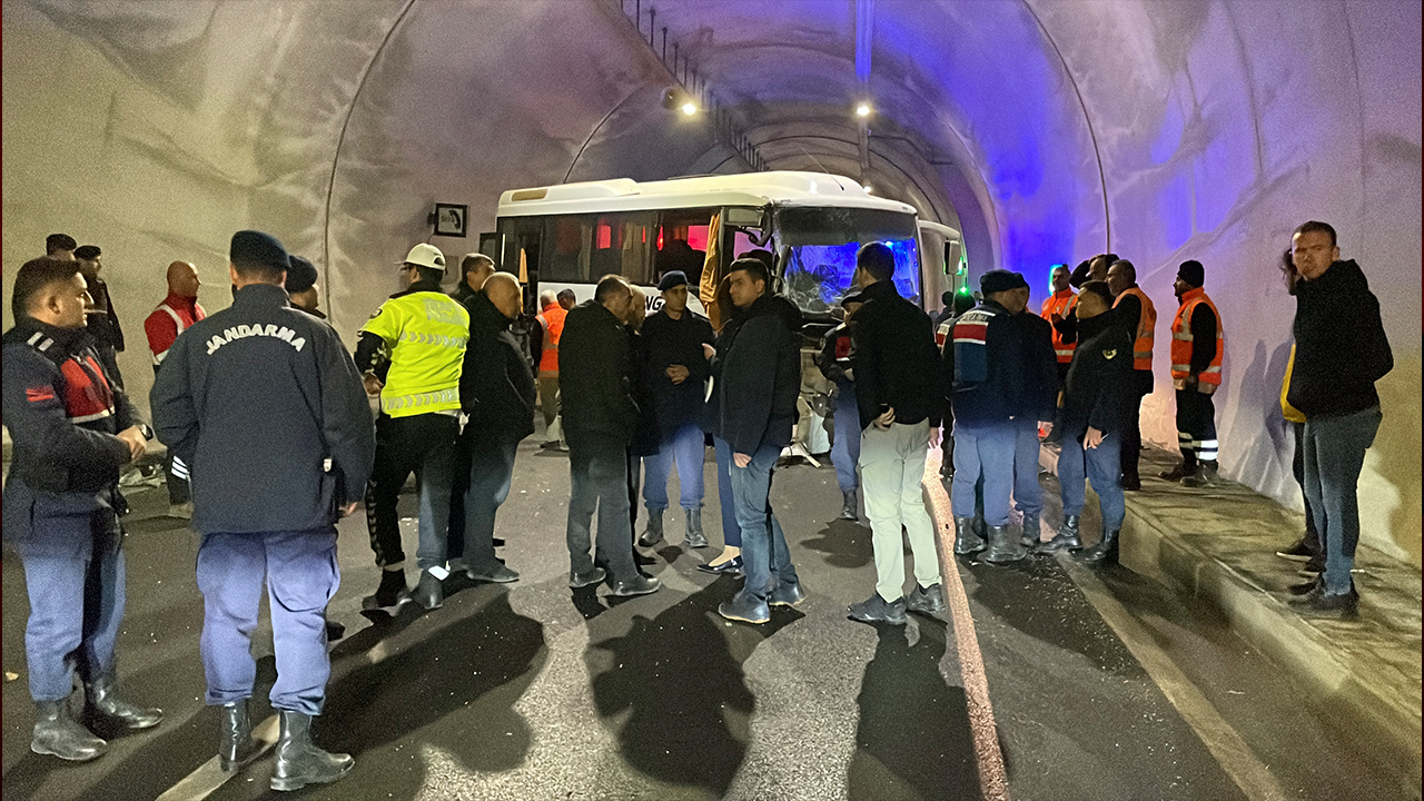Sivas'ta midibüs tıra arkadan çarptı: 10 yaralı