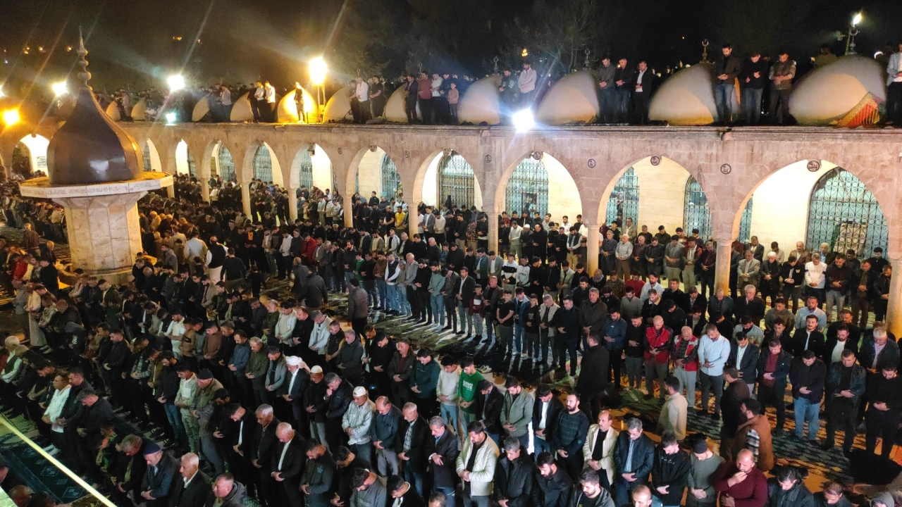 Şanlıurfa'da Kadir Gecesi'nde camiler dolup taştı