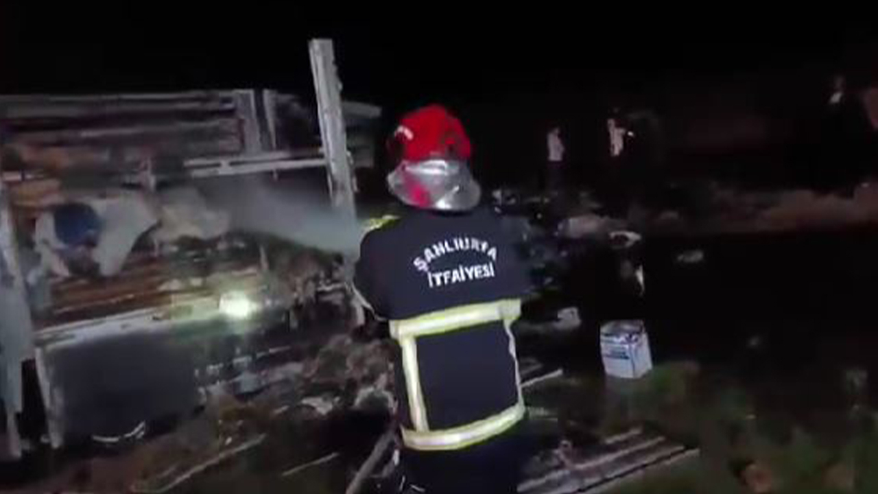 Şanlıurfa'da ev eşyası yüklü kamyonette çıkan yangın söndürüldü