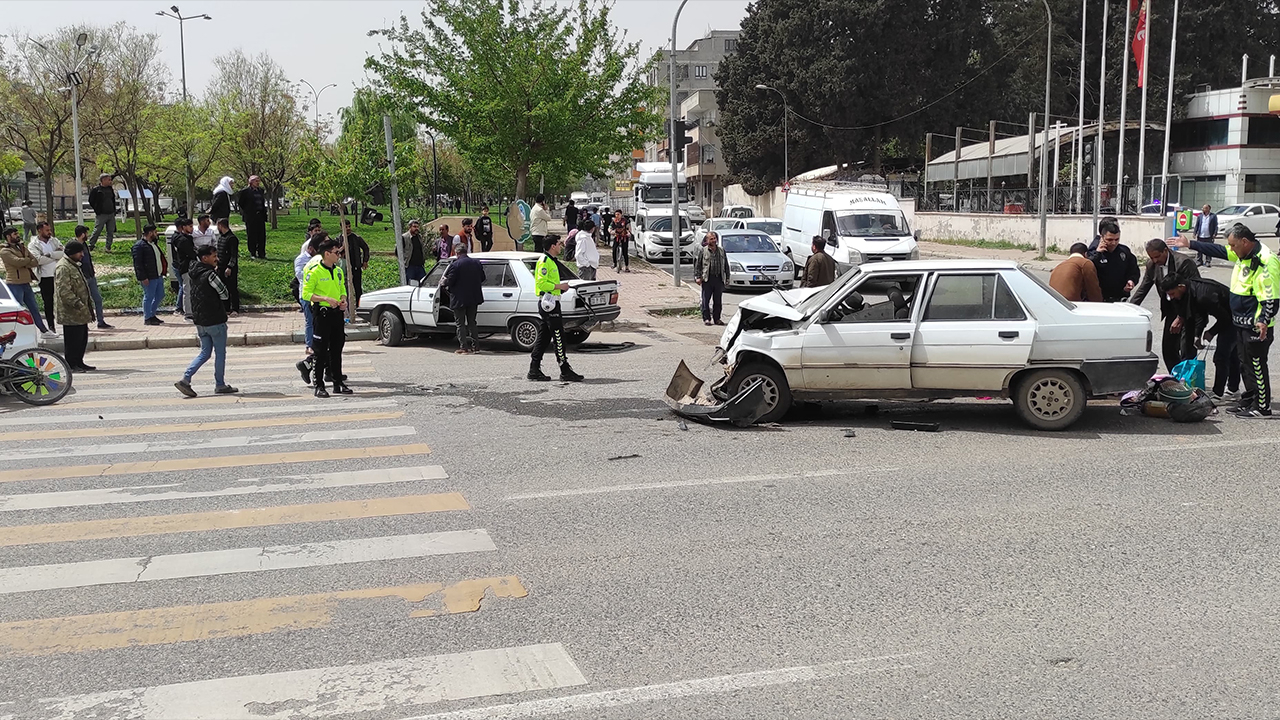 Şanlıurfa'da 2 otomobil çarpıştı: 8 yaralı