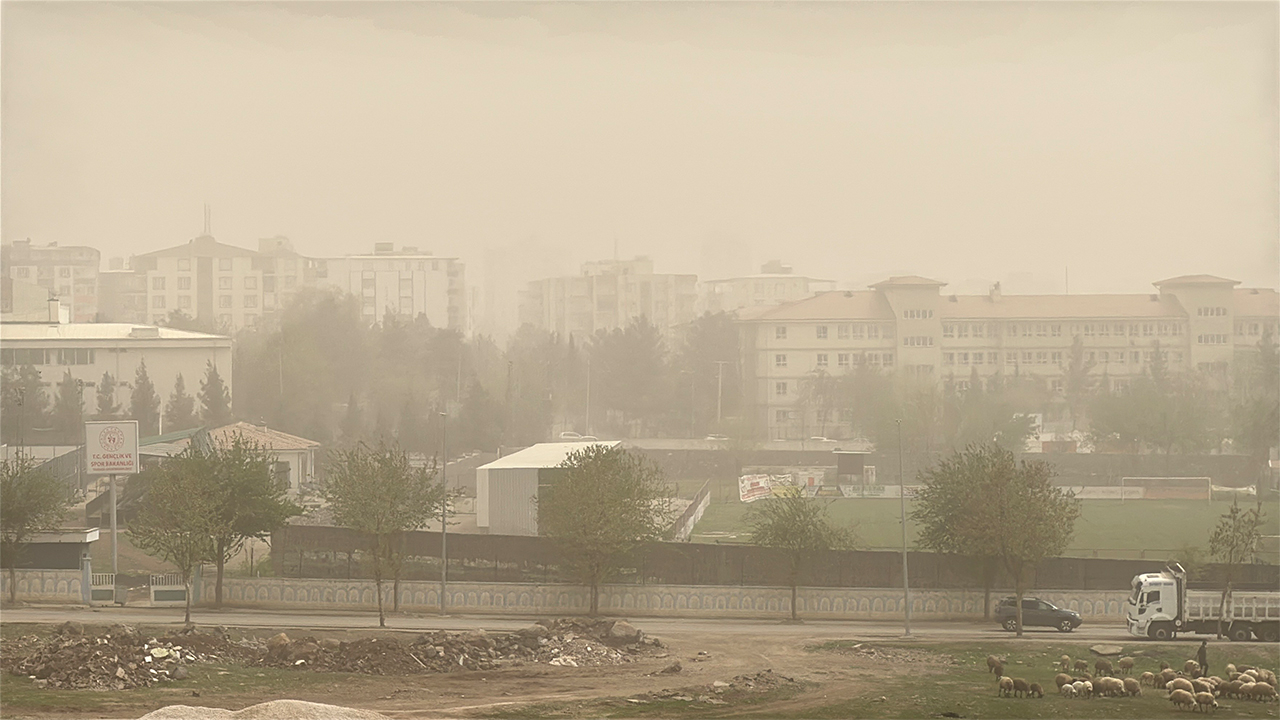 Şanlıurfa'da ve ilçelerinde toz taşınımı hayatı olumsuz etkiliyor