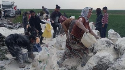 Siverek'te un yüklü tır kaza yaptı, köylüler unları topladı