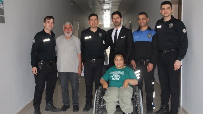 Şanlıurfa'da yolda kalan engelli Enise’ye polisler yetişti