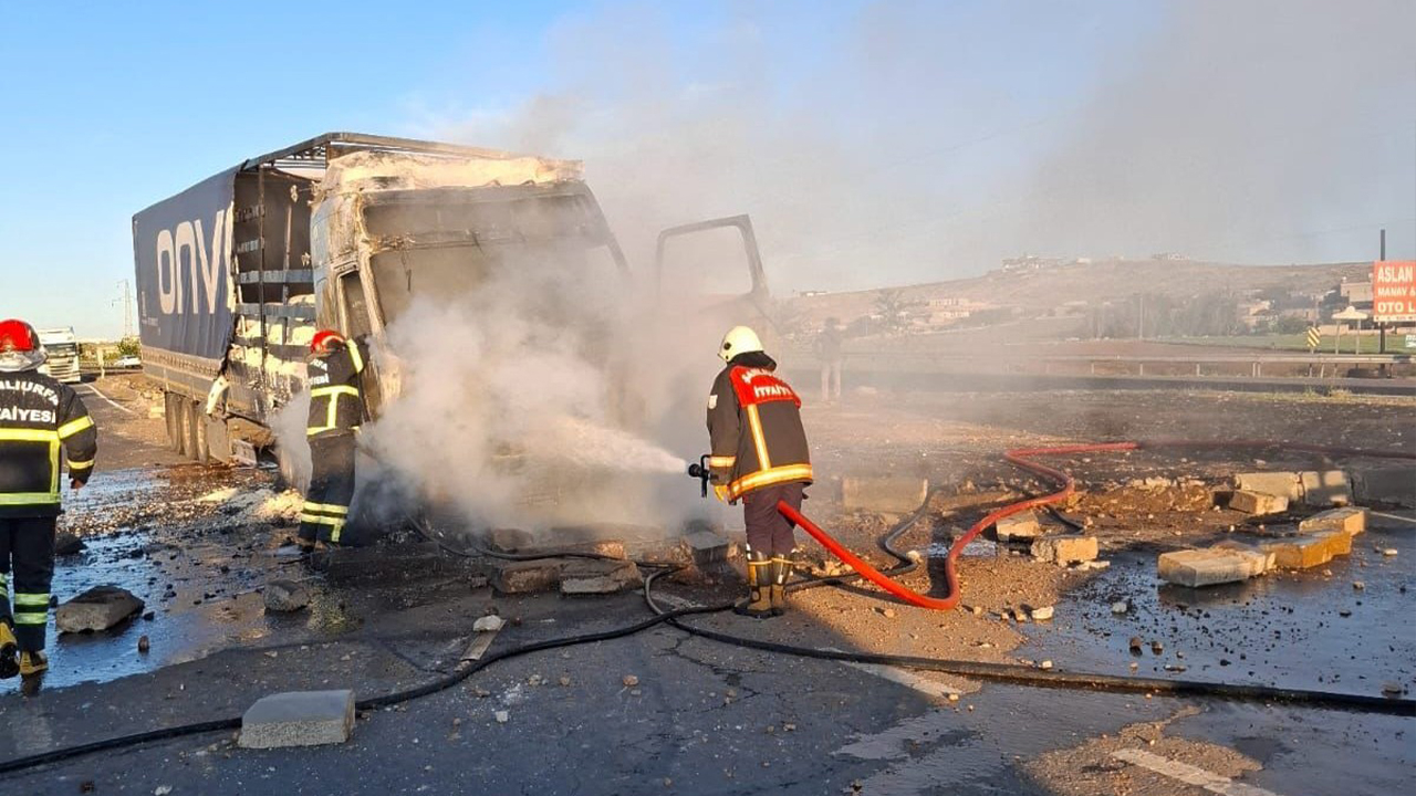 Şanlıurfa'da seyir halindeki tır alev aldı