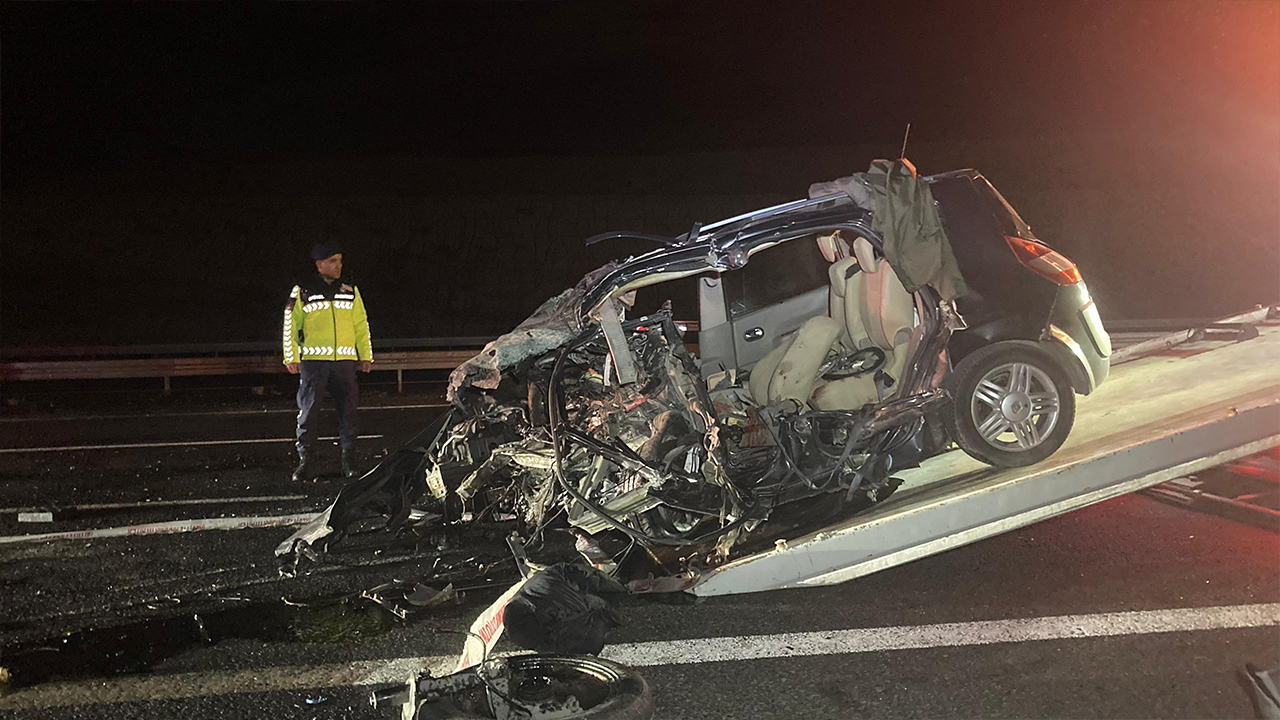 Ankara'da otomobiller kafa kafaya çarpıştı! 4 ölü, 1 yaralı