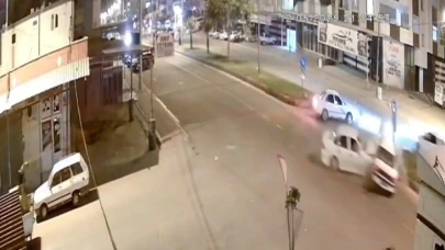 Akçakale'de Otomobil Çarpıştı: 1 Ölü, 2 Yaralı, Kaza Anı Kamerada