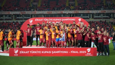 Galatasaraylı oyuncular Türkiye Kupası’nı kaldırdı, coşku zirveye ulaştı