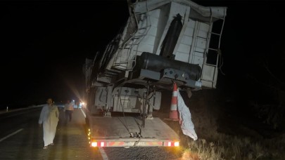 Ceylanpınar’da buğday yüklü tır devrildi: Yük yola saçıldı