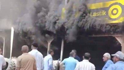 Suruç’ta yangın dehşeti: Malzemeleri kurtarmak için dumanların arasına daldı