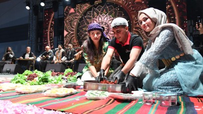 Isparta'da gül festivaline Urfa dokunuşu: siyah gülü ile pembe gülü buluştu