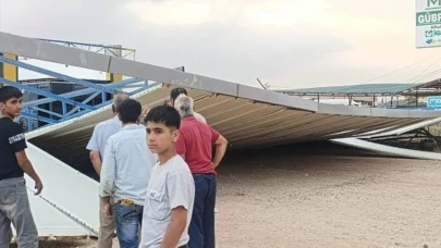 Suruç'ta Şiddetli Rüzgar: Çatılar Uçtu, Direkler Dev­rildi!