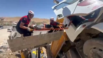 Şanlıurfa’da Kamyon Şarampole Uçtu: Sürücü Kepçe Kovasıyla Kurtarıldı