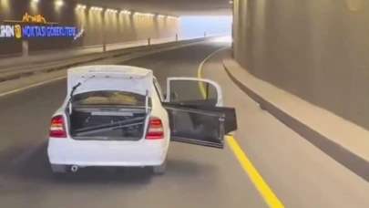 Şanlıurfa’da Trafikte Şaşkınlık Yaratan Görüntü: Kapısı ve Bagajı Açık Otomobil