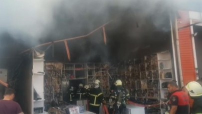 Evren Sanayi Sitesi'nde Korkutan Yangın: 12 Araçla Müdahale Edildi