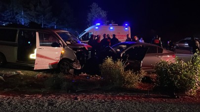 Sivas'ta ters yöne giren minibüs otomobille çarpıştı: 1 ölü, 8 yaralı