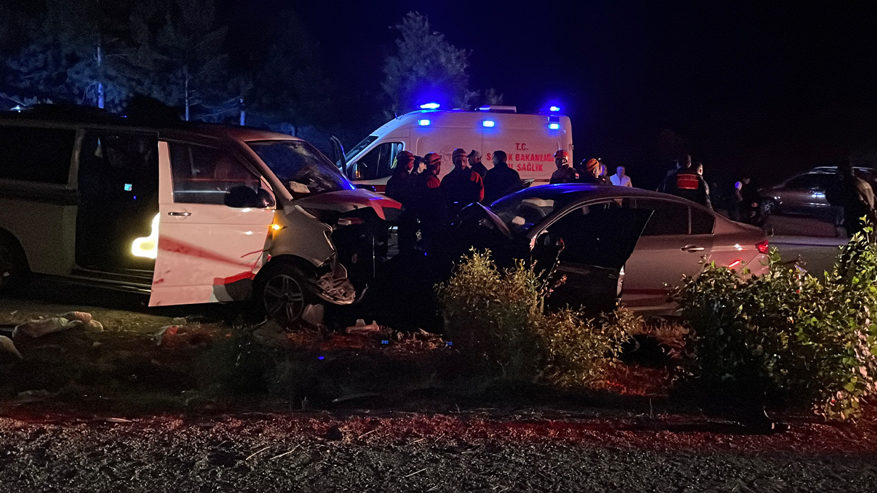 Sivas'ta ters yöne giren minibüs otomobille çarpıştı: 1 ölü, 8 yaralı