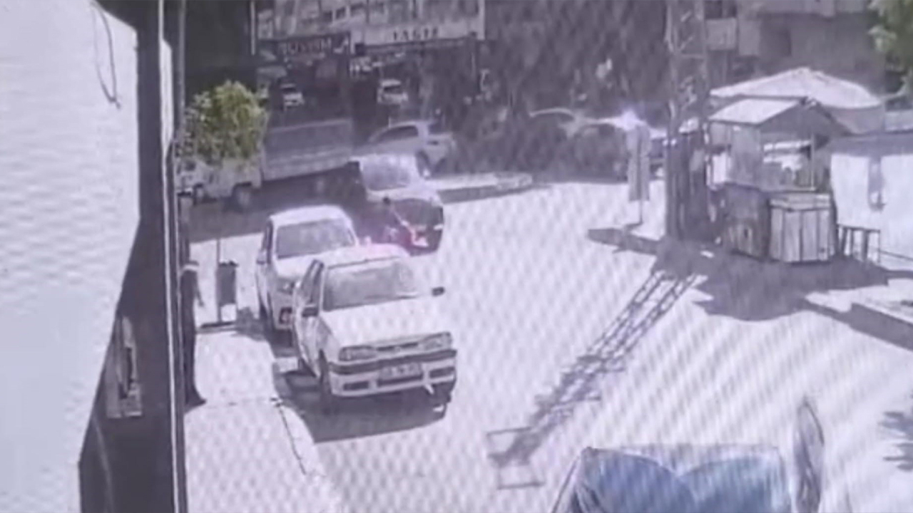 Şanlıurfa'da otomobilin çarptığı çocuk öldü! Kaza anı kameraya yansıdı