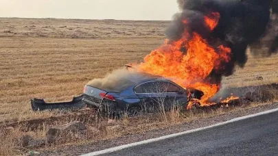 Şanlıurfa'da şarampole devrilen araç alev alev yandı