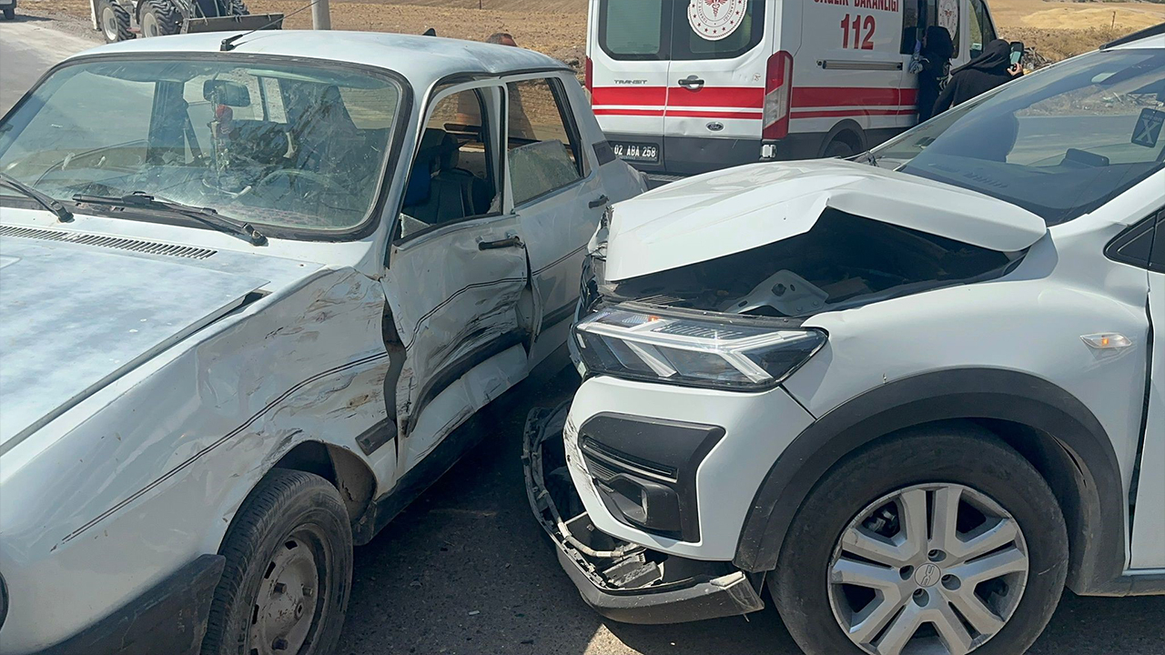 Adıyaman'da İki Otomobil Çarpıştı, 5 Kişi Hastanelik Oldu