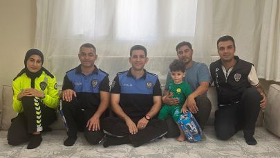 Şanlıurfa’da Kaza Atlatan Çocuğa Polislerden Oyuncak Sürprizi