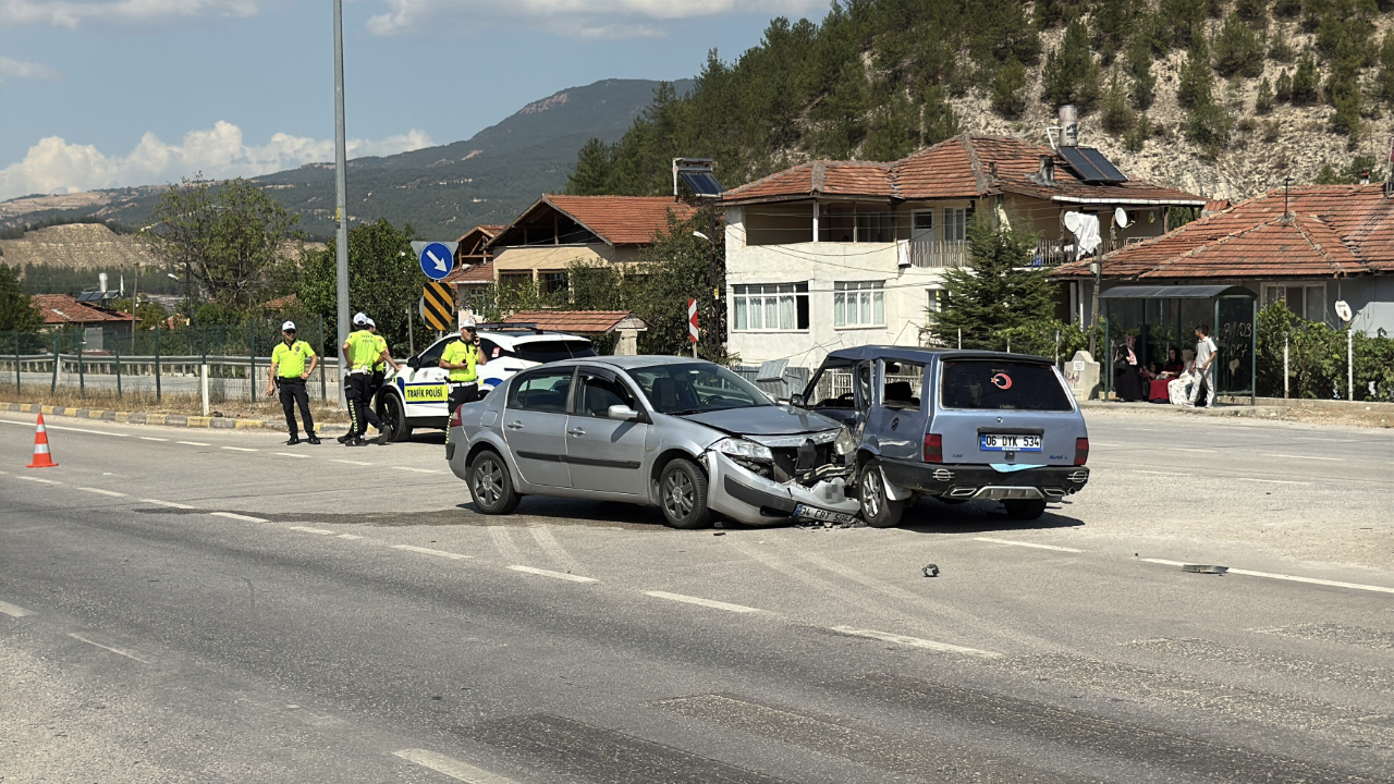 Karabük'te otomobiller çarpıştı: 2'si çocuk 6 yaralı