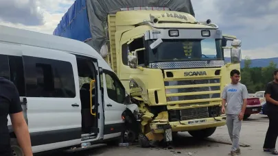 Fındık işçilerini taşıyan minibüs ile kamyon çarpıştı: 8 yaralı