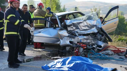 Otomobiller kafa kafaya çarpıştı: Sürücüler hayatını kaybetti