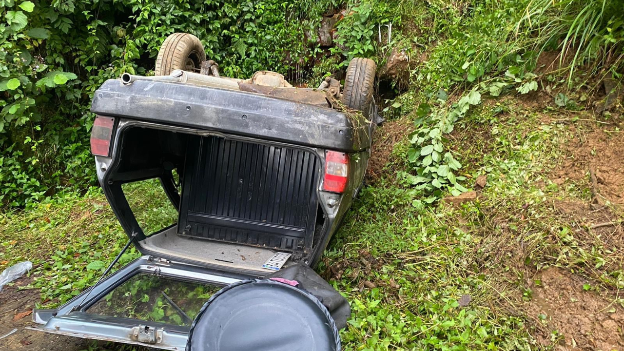 Rize'de freni patlayan Tofaş takla attı: 3 yaralı