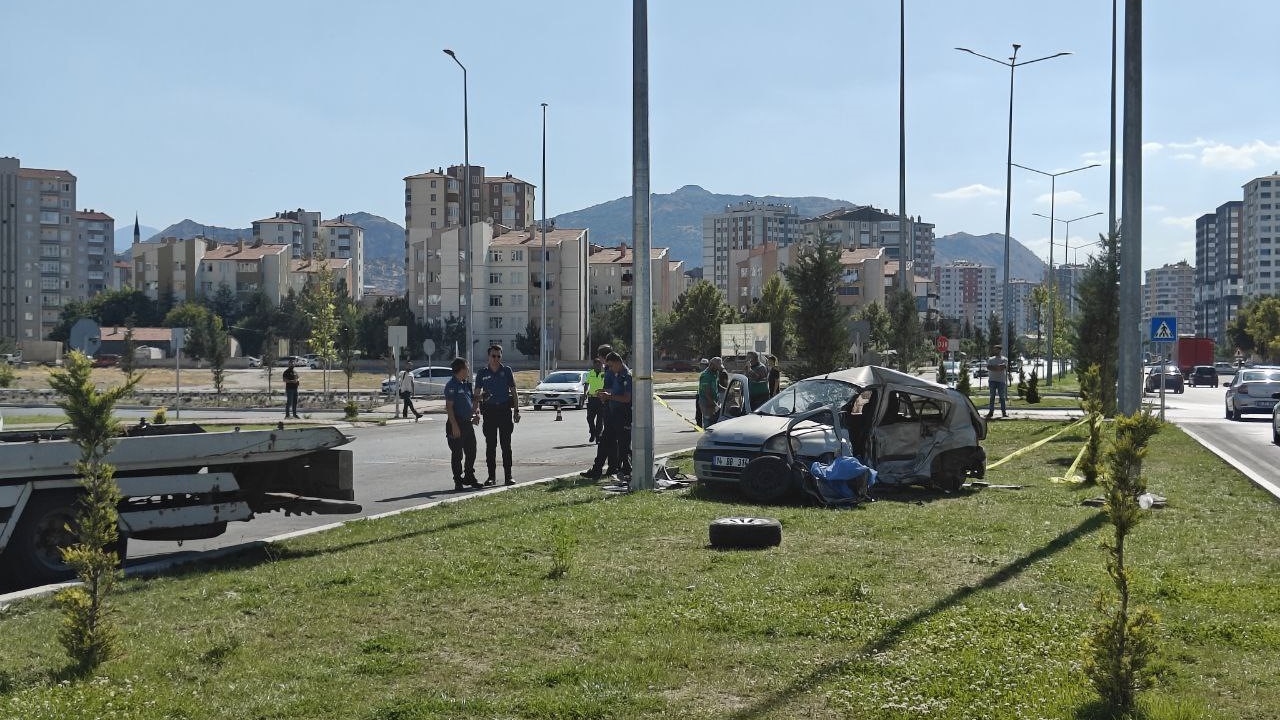 Kayseri'de otomobiller çarpıştı: 2 ölü, 2 yaralı