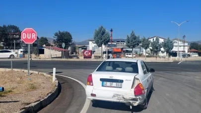 Şarkikaraağaç'ta iki otomobil çarpıştı:  Küçük çocuk yaralandı