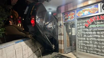Fren yerine gaza basan sürücü lokantaya daldı