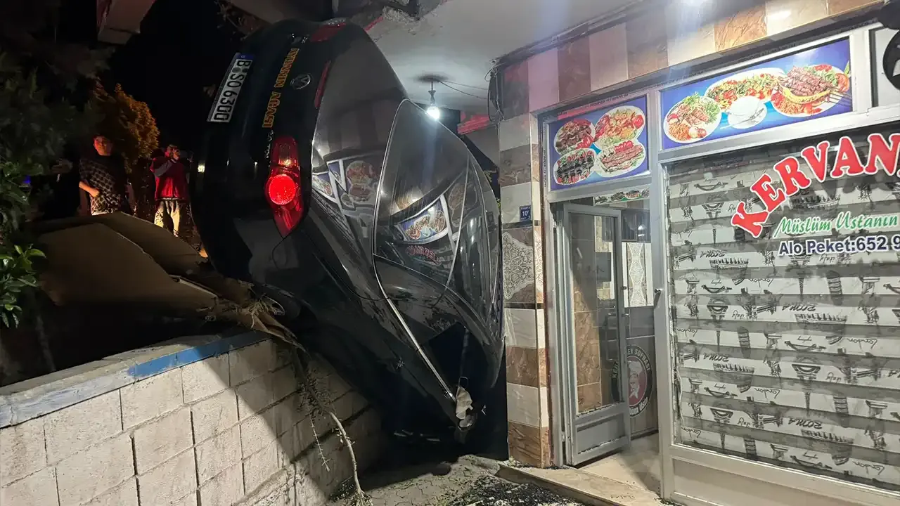 Fren yerine gaza basan sürücü lokantaya daldı