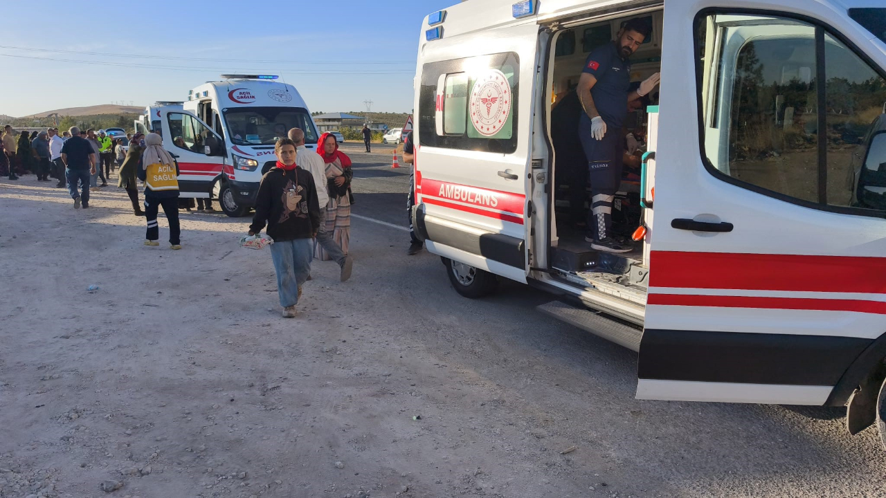Şanlıurfa&#039;da tarım işçilerini taşıyan minibüs devrildi: 20 yaralı