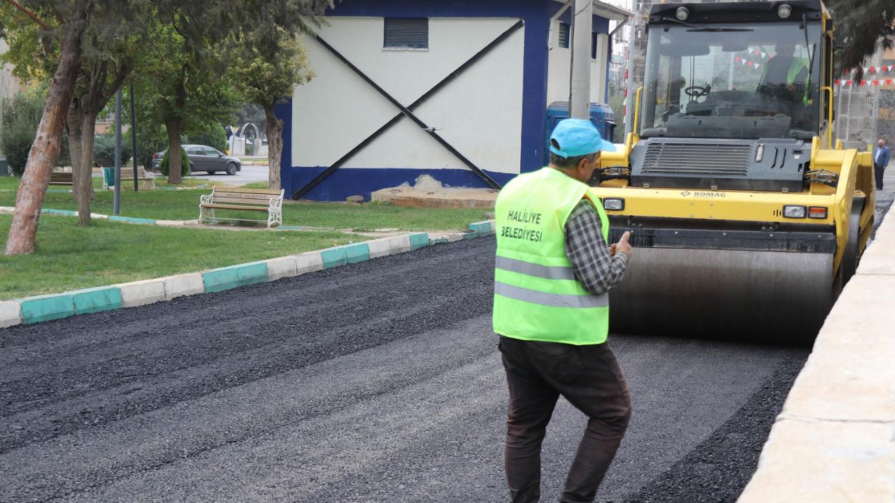 Haliliye’deki mahallede asfalt çalışması