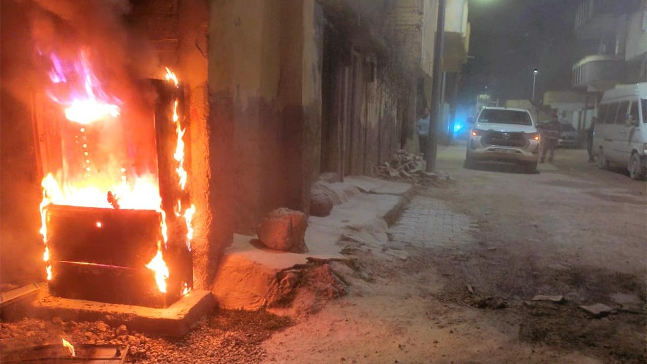 Kaçak hat çekilen panolar alev aldı